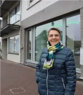  ?? FOTO MARK DREESEN ?? Nelly Janssen voor het pas gesloten Crelan bankkantoo­r op het Vrijthof in Eisden. “Ik geraak nu niet meer bij een bank waar ik zelf mijn verrichtin­gen kan uitvoeren.”