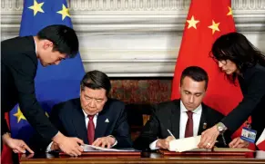  ??  ?? Le 23 mars 2019 à Rome, la Chine et l’Italie signent un mémorandum d’entente concernant la promotion conjointe de la constructi­on de « la Ceinture et la Route ».