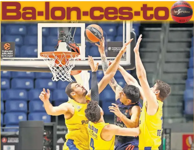  ??  ?? Zizic, Caloiaro y Bender tratan de parar una entrada de Deck. El posterior rechace acabó en manos de Tavares, que anotó la canasta.