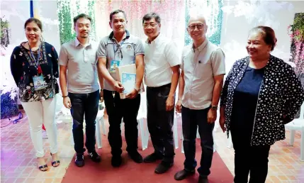  ?? — CSF-CIO ?? LOYALTY AWARDS 2018. Mayor Edwin ‘EdSa’ Santiago leads the awarding of cash incentives to 71 government employees in the City of San Fernando who reached more than a decade in public service during the recent loyalty awards at Heroes Hall.