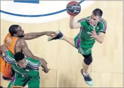  ??  ?? INTENSIDAD. Nedovic lanza ante la presencia de Thomas.