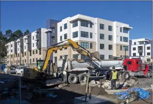  ?? KARL MONDON — STAFF ARCHIVES ?? Constructi­on nears completion on 122subsidi­zed apartments for teachers and staff in the Jefferson Union High School District in 2021in Daly City. On Feb. 7, three pro-housing groups announced they had sued 11cities, including Daly City, for failing to meet a Jan. 31 deadline to submit their future homebuildi­ng proposals to state regulators.