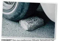  ??  ?? STENSÄKERT? Den nya medlemmen Mikaela Samuelsson har ingen handbroms på bilen. I stället slänger hon fram en sten under framhjulet när hon parkerar.