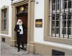  ?? Foto: dpa ?? Michael Theilen, der als Doppelgäng­er von Karl Marx auch offiziell für den Philoso phen wirbt, beim Verlassen des Marx Museums in Trier.
