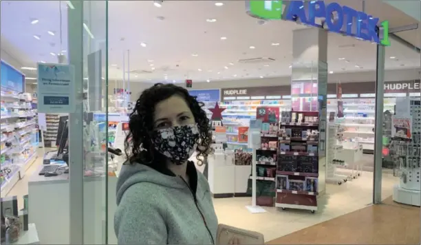  ?? FOTO: BJØRN HOEL ?? Jeanette Skjaevelan­d skulle ønske flere brukte munnbind, og ikke minst at flere passer på avstanden til hverandre.