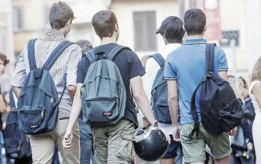  ?? Ansa ?? In classe Nelle foto, studenti all’entrata a scuola e poi seduti ai banchi durante la lezione