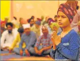  ?? DEEPAK GUPTA/HT PHOTOS ?? Sikh devotees in Lucknow paying obeisance to the first Sikh guru, Guru Nanak Devji, on his 550th birth anniversar­y on Tuesday.