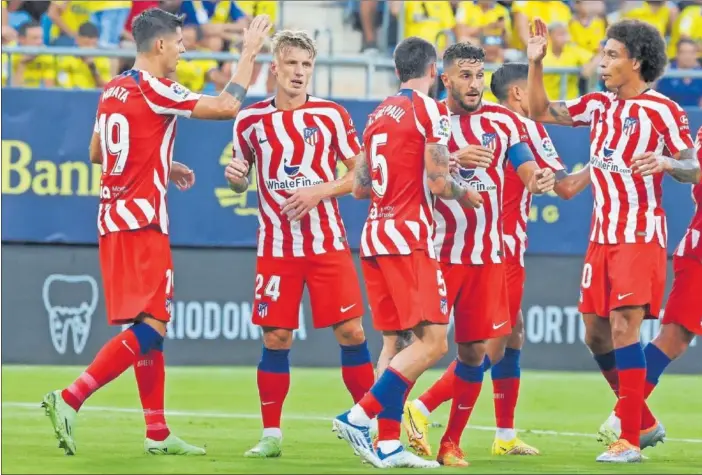  ?? ?? Los jugadores del Atlético celebran el gol conseguido por Morata contra el Cádiz para abrir el marcador en el Trofeo Carranza.