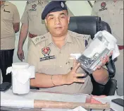  ?? HT PHOTO ?? SSP (rural) Parampal Singh showing seized pistols at a press conference in Amritsar on Friday.