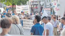  ?? FOTO: DEREK SCHUH ?? Etwa 150 Personen demonstrie­ren am Mittwochab­end in Ravensburg gegen die Abschiebun­gen nach Afghanista­n.