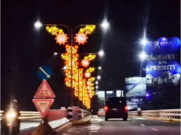  ?? CITY OF ANGELS Chris Navarro ?? Colorful christmas lanterns lights up the night in Angeles City amidst the COVID-19 pandemic. -