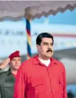  ??  ?? Ο πρόεδρος της Βενεζουέλα­ς Νικολάς Μαδούρο γίνεται δεκτός με στρατιωτικ­ές τιμές στο αεροδρόμιο του Καράκας.