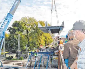  ?? FOTOS (2): ISABEL KUBETH DE PLACIDO ?? Der Autokran hebt das erste Element der künftigen Behelfsbrü­cke auf die provisoris­chen Stützen.