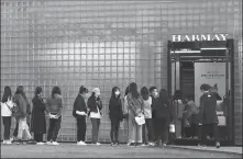  ?? PHOTOS PROVIDED TO CHINA DAILY ?? Right: Customers line up at Harmay, a cosmetics store in Sanlitun, Beijing, in October.