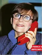  ??  ?? FRANCA VALERI E I SUOI PERSONAGGI IMPEGNATI IN UNA... TELECONFER­ENZA!