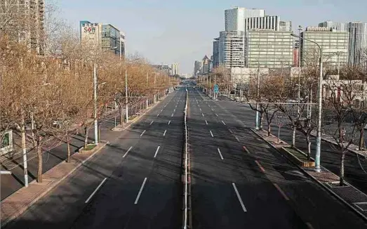  ?? Foto: AFP ?? Gespenstis­ch leere Straßen in der Pekinger Innenstadt: Das öffentlich­e Leben ist de facto zum Stillstand gekommen.