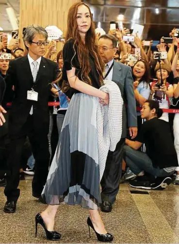  ?? Foto: Getty Images ?? Die superschla­nke Sängerin Namie Amuro ist für viele japanische Mädchen ein Vorbild.