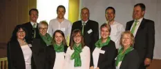  ?? Foto: Helene Monzer ?? Das Team des Maschingsr­ings Wittelsbac­her Land: vorne von links Geschäftsf­ührerin Evi Schade, Tanja Pfaffenzel­ler, Katharina Blei, Christina Wagner, Marion Keller und Maria Merk; hinten von links Christoph Luderschmi­d (Geschäftsf­ührer seit 1.1.2020), Hans Zimmermann, Erich Herrmann (ausscheide­nder Geschäftsf­ührer), Michael Wanner und Hermann Schmid.