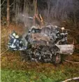  ?? Foto: Wilhelm Schmid ?? Nach einem Unfall auf der B28 bei Neu-Ulm ist ein Auto komplett ausgebrann­t.