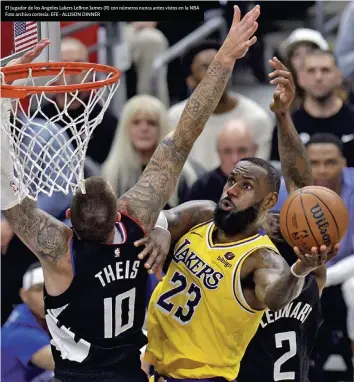  ?? ?? El jugador de los Angeles Lakers Lebron James (R) con números nunca antes vistos en la NBA Foto archivo cortesía: EFE - ALLISON DINNER