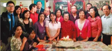  ??  ?? 張鄧蘇齡（前右四）在90歲生日時接受兒­孫和曾孫們的祝福。
（張家提供）