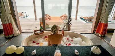  ??  ?? Adding to the luxury is a bath that overlooks the ocean.