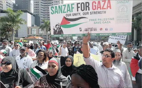  ?? Picture: BONGANI MBATHA ?? Marchers take to downtown Durban on Friday in support of the Israeli Apartheid Week.