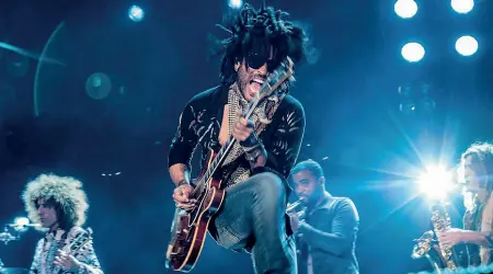  ??  ?? Funky Lenny Kravitz in concerto, rocker e sex symbol