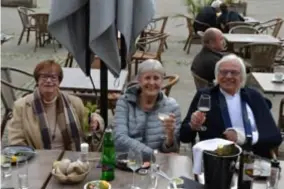  ?? FOTO KMA ?? Denise Lamoen centraal met rechts haar baas Frank Dedecker en links oud-collega Anne-Marie Vercautere­n die tot haar 75ste bij Desco werkte.