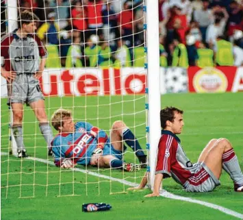  ?? Foto: Albert Olive, dpa ?? Einer der bittersten Momente in der Vereinsges­chichte des FC Bayern: Michael Tarnat, Oliver Kahn und Mehmet Scholl können es 1999 nicht fassen, dass ihnen Manchester United den Titel in der Champions League noch entrissen hat.