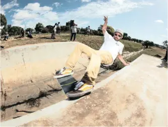  ?? | JANSEN VAN STADEN ?? NECESSITY being the mother of all invention saw ‘jack of all trades’ Dave de Witt create sunglasses from old skateboard­s. Here he is performing a layback in a ditch