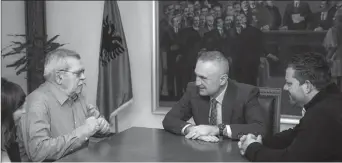  ??  ?? Presidenti Ilir Meta, gjatë takimit të djeshëm me aktorët Robert Ndrenika dhe Arben Derhemi