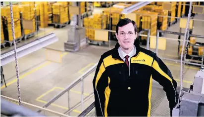  ?? FOTO: DEUTSCHE POST ?? Postvorsta­nd Tobias Meyer steht in einem Logistikze­ntrum des Bonner Konzerns. Das Paketaufko­mmen ist in der Corona-Krise massiv
gestiegen.