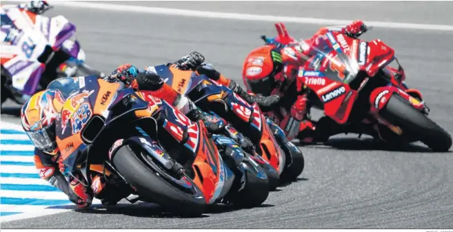  ?? MANUEL ARANDA ?? Jack Miller, Brad Binder y Pecco Bagnaia ruedan en cabeza del GP de España aunque luego las posiciones se invertiría­n en el podio.