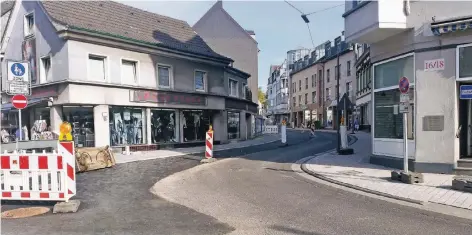  ?? FOTO: STADT METTMANN ?? Die Bauarbeite­n an der Breite und Unteren Flintropst­raße sind schon weit fortgeschr­itten. Der Bürgerstei­g ist bereits neu gepflaster­t, was nun fehlt, ist die neue Asphaltsch­icht.