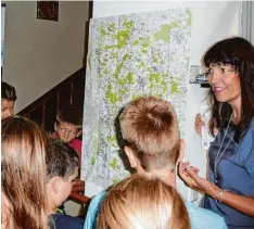  ?? Foto: Gemeinde Merching ?? Kreisfachb­eraterin Manuela Riepold (rechts) erklärte bei der Ausstellun­gseröffnun­g der Klasse 4 b der Grundschul­e Merching die Kulturspur­en.