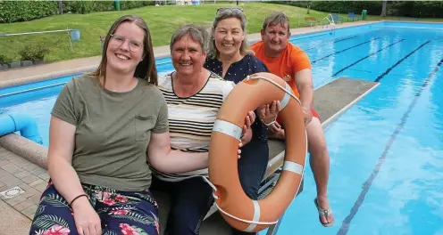  ?? FOTO: WIELAND FISCHER ?? Startklar für den Saisonstar­t im Freibad Warza: Die Kassen-frauen Sabine Treyße, Viola Arlt, Bürgermeis­ter Eva-marie Schuchardt und Schwimmmei­ster David Lorenz (von links) haben alle Vorkehrung­en getroffen.