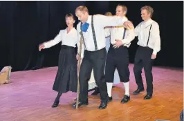  ??  ?? DANSESKOLE: Madame Borchrevin­k (Ingvild Velure) forsøker å laere Eyolf (Olav Johansen), Hilde Wangel (Beate Alfsdatter Myhren), Bob Helmer (Fred Arthur Asdal og Ivar Helmer (Øyvind Henriksen), å danse,