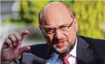  ??  ?? Temperamen­tvoll und angriffslu­stig: Martin Schulz beim Interview mit unserer Zeitung. Die Kanzlerin, sagt er, laufe über rote Teppiche – er dagegen sei bei den Menschen und ihren Problemen.