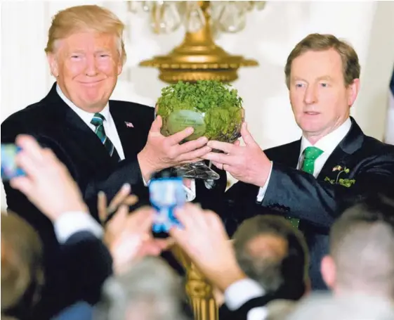  ?? AFP ?? El presidente de EE. UU., Donald Trump, recibió este jueves un recipiente con tréboles de Irlanda por el día de san Patricio (17 de marzo).