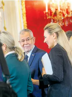  ??  ?? Nach getaner Arbeit lässt sich’s leicht lachen: Bundespräs­ident Alexander Van der Bellen hat bereits Routine beim Angeloben, für Familienmi­nisterin Christine Aschbacher war es das erste Mal.