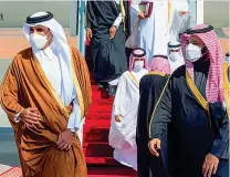  ??  ?? L’incontro Il principe ereditario saudita Mohammed bin Salman, a destra, accoglie l’emiro del Qatar Tamim bin Hamad AlThani al suo arrivo nella città di al Ula nel nord ovest dell’Arabia Saudita