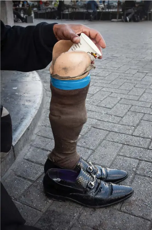  ?? © Gert Verbelen ?? Volgens filosoof Peter Singer worden mensen in een welvarend land beter op andere manieren geholpen om te overleven, maar toch zijn er ook argumenten om wél te geven.