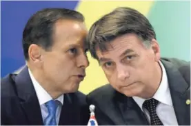  ?? AP ?? Jair Bolsonaro (der.) respondió a la decisión de La Habana ofreciendo asilo a los especialis­tas cubanos. Aquí, con el político Joao Doria.