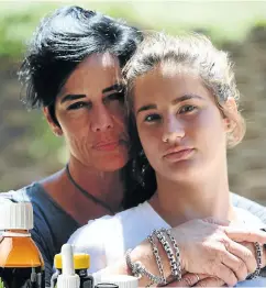  ?? Picture: Jackie Clausen ?? Lisa Lockhart with her daughter, Hunter, who was expelled from Ashton Internatio­nal College for ‘dealing’ in dagga oil. The mother gave permission for this picture to be published.