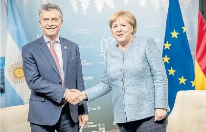  ?? DPA ?? En Canadá. Mauricio Macri y Angela Merkel, en un saludo cordial, en junio de este año.