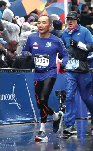  ?? TOMMY OEI FOR JAWA POS ?? MELAWAN DINGIN: Tommy Oei ketika mengikuti Boston Marathon 2018 pada 16 April lalu.
