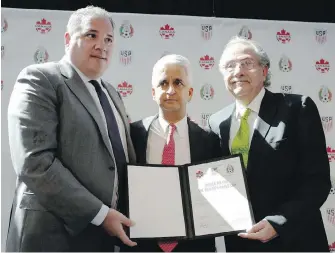  ?? MARK LENNIHAN, THE ASSOCIATED PRESS ?? Canada’s Victor Montaglian­i, left, United State’s Sunil Gulati, centre, and Mexico’s Decio de Maria, display their unified bid to host the 2026 World Cup.