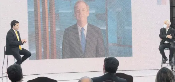  ??  ?? El CEO de Microsoft, Brad Smith, suspendió su viaje a Chile para el anuncio, pero se conectó por videoconfe­rencia para el evento.