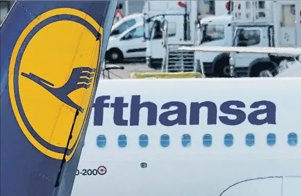  ?? HANNIBAL HANSCHKE / REUTERS ?? Lufthansa pasará a ser todavía más grande tras hacerse con la mayoría de activos de Air Berlin